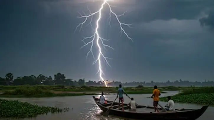 নদী পারের জন্য ঘাটে অপেক্ষা, বজ্রপাতে ৩ জনের প্রাণহানি