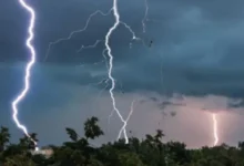রাজধানীতে বজ্রপাত, রাতের ১ টার মধ্যে আরও ১৬ জেলায় ঝড়ের আভাস