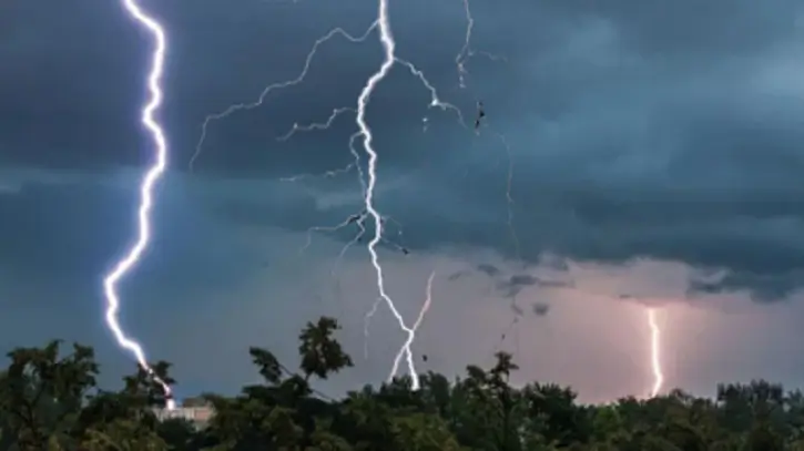রাজধানীতে বজ্রপাত, রাতের ১ টার মধ্যে আরও ১৬ জেলায় ঝড়ের আভাস