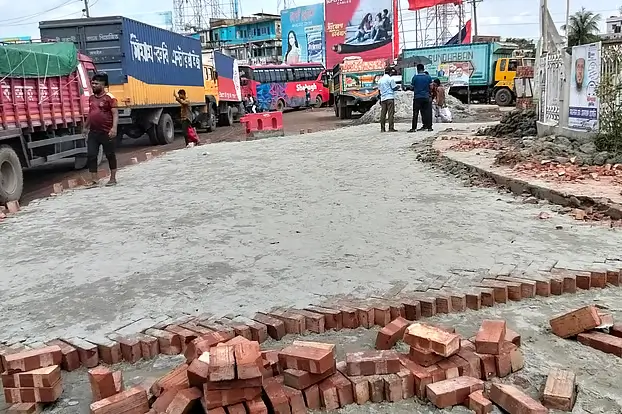 উপদেষ্টাকে দেখাতে তড়িঘড়ি করে চলছে সড়ক মেরামত