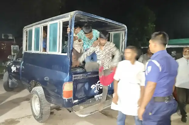 লালনের আখড়াবাড়িতে মানুষের ভিড়ে মুঠোফোন চুরি, আটক ৬