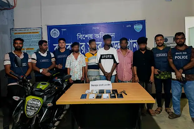 কক্সবাজারে পর্যটককে ছুরিকাঘাত, পাঁচ ছিনতাইকারী গ্রেপ্তার