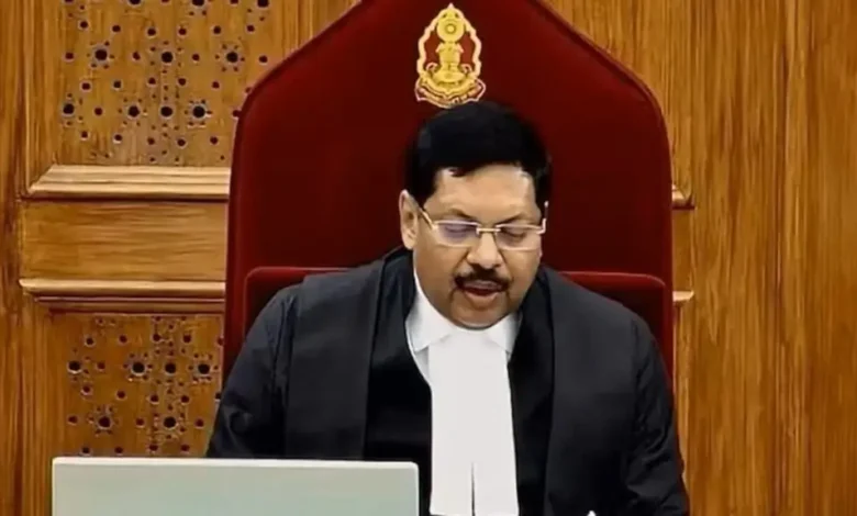 শুনানি চলাকালে ভারতে প্রধান বিচারপতিকে আইনজীবীর জুতা নিক্ষেপ