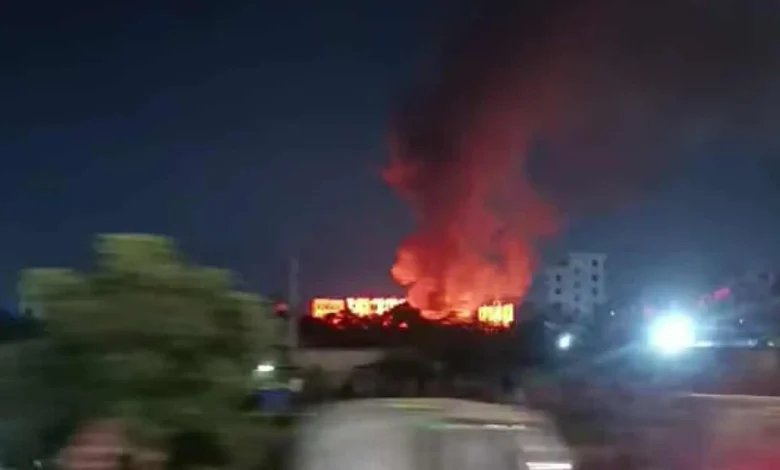 রাজধানীর কুড়িলে রিকশা গ্যারেজে ভয়াবহ আগুন, নিয়ন্ত্রণে ফায়ার সার্ভিসের একাধিক ইউনিট