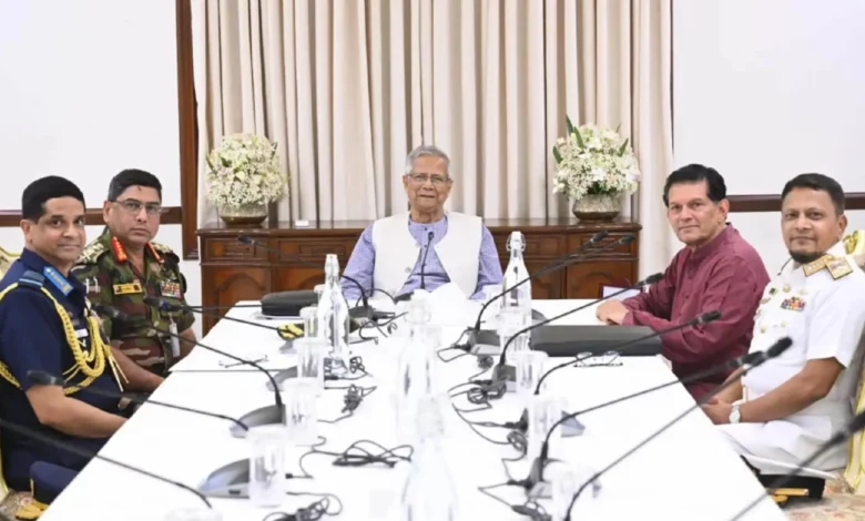 যমুনায় প্রধান উপদেষ্টার সঙ্গে তিন বাহিনীর প্রধানের বৈঠক