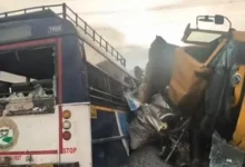 বাসের সঙ্গে সংঘর্ষে যাত্রীদের ওপর পড়ল ট্রাকের পাথর, ২৪ জনের মর্মান্তিক মৃত্যু