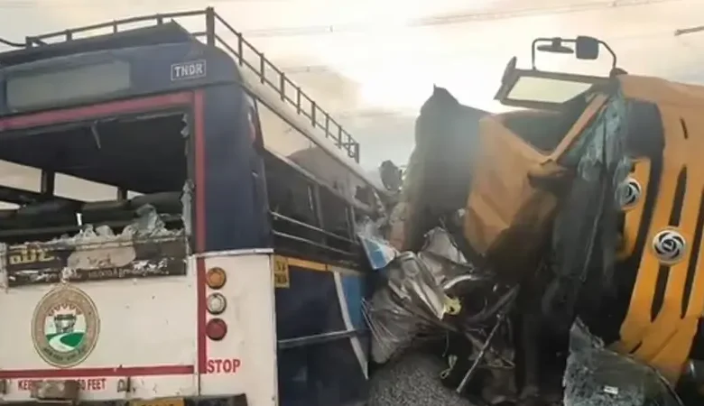 বাসের সঙ্গে সংঘর্ষে যাত্রীদের ওপর পড়ল ট্রাকের পাথর, ২৪ জনের মর্মান্তিক মৃত্যু