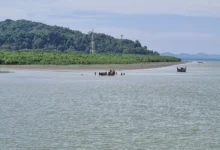 ট্রলারসহ ১৩ জেলেকে ধরে নিয়ে গেল আরাকান আর্মি