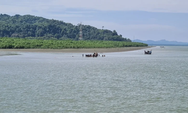 ট্রলারসহ ১৩ জেলেকে ধরে নিয়ে গেল আরাকান আর্মি