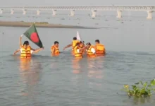 সেতুতে উঠতে না দেওয়ায় পদ্মা নদী সাঁতরে পার হওয়ার চেষ্টা, অসুস্থ ২