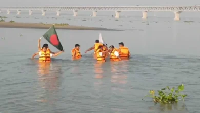 সেতুতে উঠতে না দেওয়ায় পদ্মা নদী সাঁতরে পার হওয়ার চেষ্টা, অসুস্থ ২