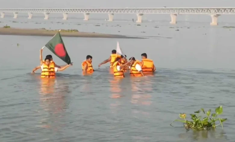 সেতুতে উঠতে না দেওয়ায় পদ্মা নদী সাঁতরে পার হওয়ার চেষ্টা, অসুস্থ ২