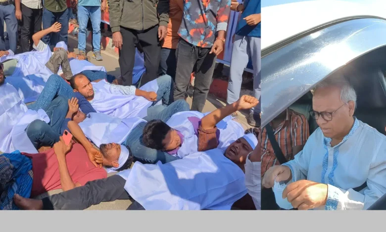 কাফনের কাপড়ে সড়কে শুয়ে রিজভীকে আটকে দিলেন নেতাকর্মীরা