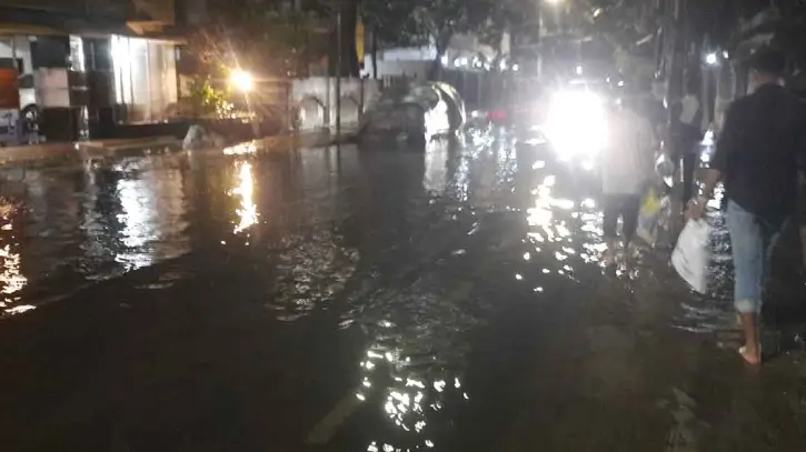 কার্তিকের বৃষ্টিতে ডুবলো ঢাকা, জলাবদ্ধতায় দুর্ভোগ