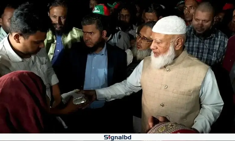 আগুনে ক্ষতিগ্রস্ত কড়াইল বস্তি পরিদর্শনে জামায়াত আমির