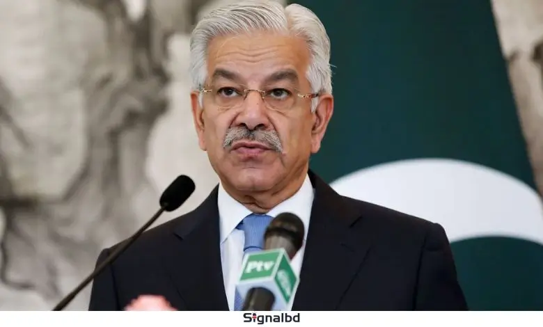 আফগানিস্তানে হামলার ইঙ্গিত, পাকিস্তানের প্রতিরক্ষামন্ত্রীর কঠোর বার্তা