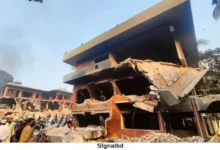 ধানমন্ডি ৩২ নম্বর ইতিহাসের প্রতীক থেকে উন্মুক্ত খেলার মাঠের পথে