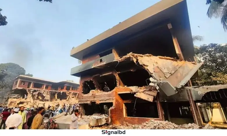 ধানমন্ডি ৩২ নম্বর ইতিহাসের প্রতীক থেকে উন্মুক্ত খেলার মাঠের পথে