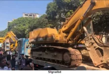 ধানমন্ডি ৩২-এ বুলডোজার উত্তেজনা: ছাত্র-জনতার বিক্ষোভ তীব্র