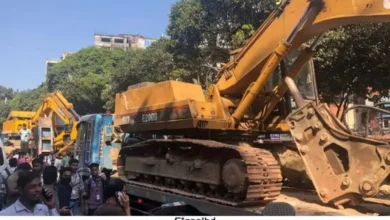 ধানমন্ডি ৩২-এ বুলডোজার উত্তেজনা: ছাত্র-জনতার বিক্ষোভ তীব্র