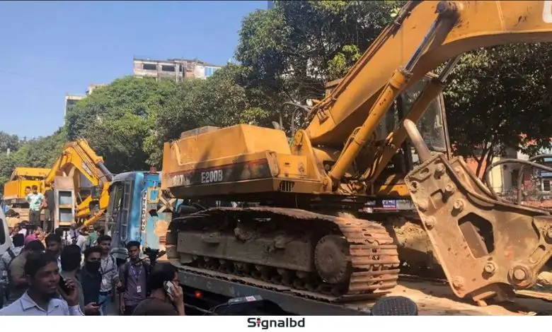 ধানমন্ডি ৩২-এ বুলডোজার উত্তেজনা: ছাত্র-জনতার বিক্ষোভ তীব্র