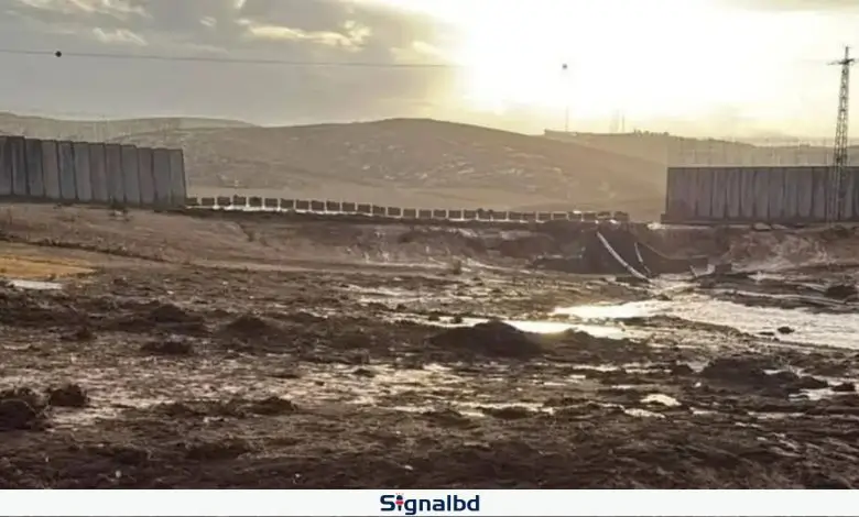 ভারী বৃষ্টিতে ধসে পড়লো ইসরাইলের সীমানা প্রাচীর