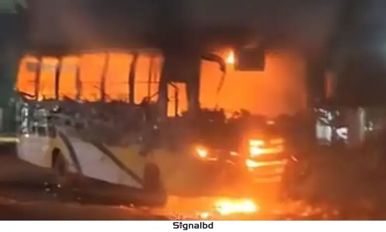 সাভারে ভোরে দুটি মোটরসাইকেলে এসে বাসে অগ্নিসংযোগ