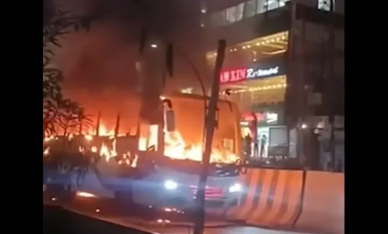 রাজধানীর ধোলাইপাড়ে বাসে আগুন দিয়েছে দুর্বৃত্তরা