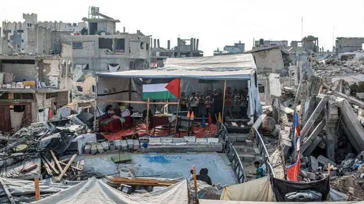 ইউনিফর্ম-ব্যাগ-বই কিছুই নেই, জোড়াতালি দেয়া পোশাকে স্কুলে যাচ্ছে গাজার শিশুরা