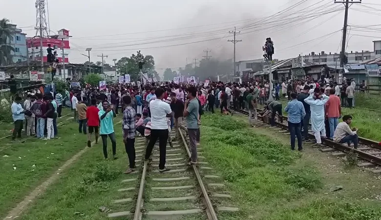 বিএনপির মনোনয়ন না পেয়ে ঢাকা-চট্টগ্রাম রেলপথ অবরোধ, বিক্ষোভ
