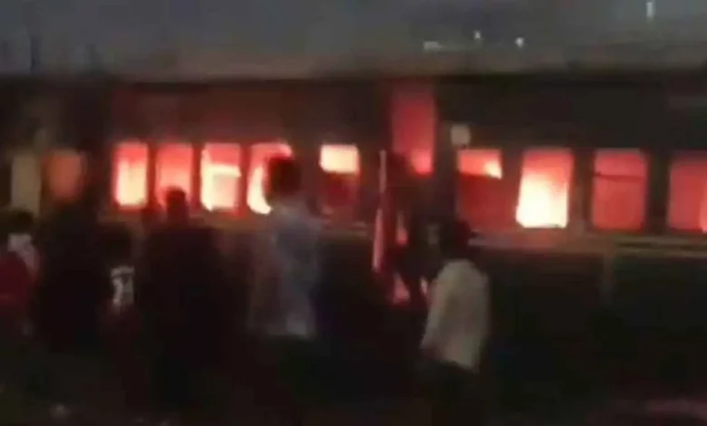 ঢাকায় রেললাইনে আগুন, আটক ২