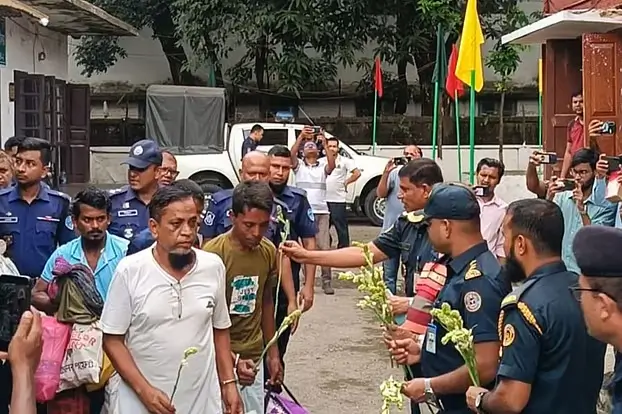 বন্দীদের ফুল দিয়ে বরণ, চালু হলো ফেনীর দ্বিতীয় কারাগার