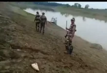 বাংলাদেশে ঢুকে জমির খুঁটি উপড়ে ফেললো বিএসএফ, স্থানীয়দের ধাওয়ায় পালালো