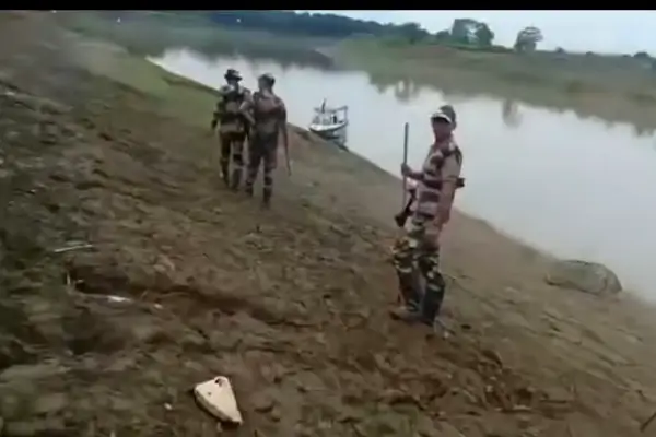 বাংলাদেশে ঢুকে জমির খুঁটি উপড়ে ফেললো বিএসএফ, স্থানীয়দের ধাওয়ায় পালালো