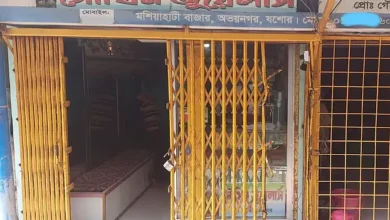 যশোরে গভীর রাতে অস্ত্রের মুখে ৭ জনকে যশোরে গভীর রাতে অস্ত্রের মুখে ৭ জনকে