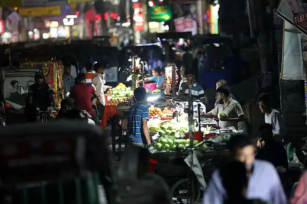বগুড়ায় ফুটপাত দখল করে দোকানের পসরা, কোটি টাকার চাঁদাবাজির অভিযোগ