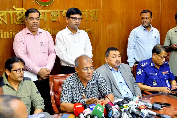 পুলিশের কেউ কোনো প্রার্থীর পক্ষ নিলে সঙ্গে সঙ্গে ব্যবস্থা: স্বরাষ্ট্র উপদেষ্টা