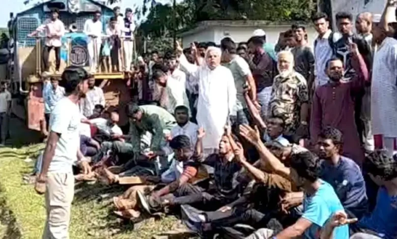ময়মনসিংহে ট্রেন আটকে মনোনয়নবঞ্চিত প্রার্থীর সমর্থকদের বিক্ষোভ
