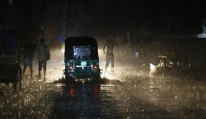 বৃষ্টিপাতের মধ্যেই দেশের ১০ জেলায় ঝড়ের আশঙ্কা