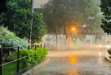 অন্ধকারাচ্ছন্ন ঢাকার আকাশ, দমকা হাওয়ার সঙ্গে মুষলধারে বৃষ্টি