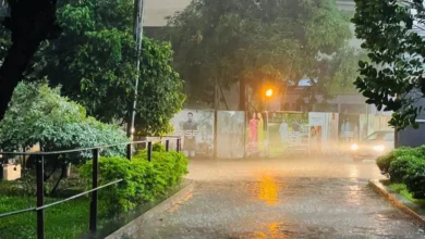 অন্ধকারাচ্ছন্ন ঢাকার আকাশ, দমকা হাওয়ার সঙ্গে মুষলধারে বৃষ্টি