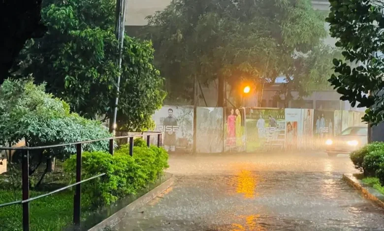 অন্ধকারাচ্ছন্ন ঢাকার আকাশ, দমকা হাওয়ার সঙ্গে মুষলধারে বৃষ্টি