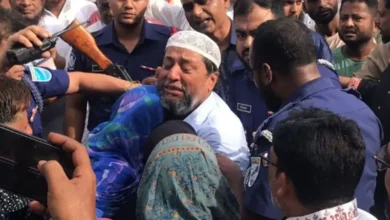 প্যারোলে মুক্তি পেয়ে স্ত্রীর জানাজায় কান্নায় ভেঙে পড়লেন যুবলীগ নেতা