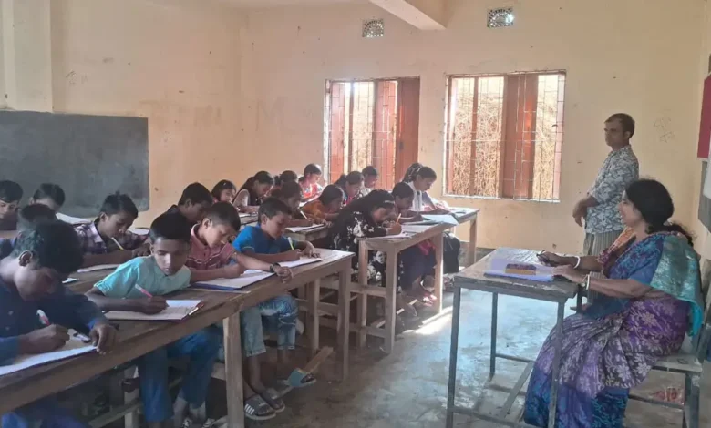 মসজিদের মাইকে ঘোষণা দিয়ে প্রাথমিক শিক্ষার্থীদের পরীক্ষা নিলেন স্থানীয়রা