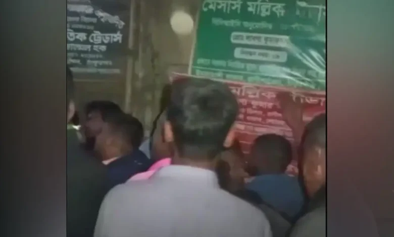 সার না পেয়ে কৃষি কর্মকর্তাকে থাপ্পড়, ভাঙল দাঁত