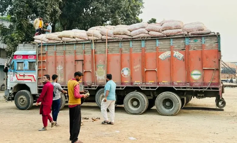 তিন মাস বন্ধের পর হিলি স্থলবন্দর দিয়ে আবারও ভারতীয় পেঁয়াজ আমদানি শুরু