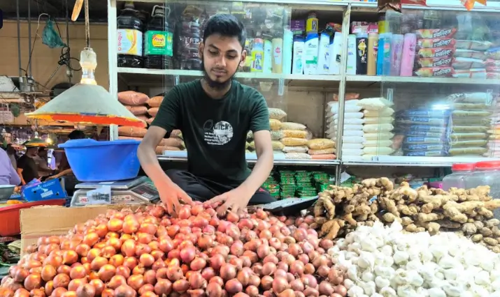 অস্থির পেঁয়াজের বাজার, দুই দিনের ব্যবধানে কেজিতে বেড়েছে ৫০ টাকা!