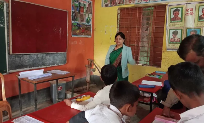 বিদ্যালয়ের তালা ভেঙে বার্ষিক পরীক্ষা নিলেন ইউএনও
