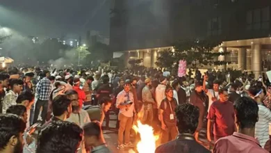 বিটিআরসি ঘেরাও করলো আন্দোলনরত মোবাইল ব্যবসায়ীরা