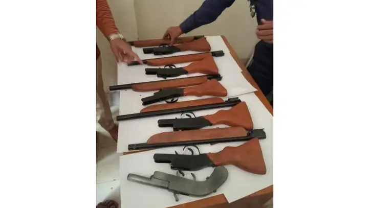 ৯৯৯ নম্বরে ফোন: কবর থেকে মিললো বিপুল আগ্নেয়াস্ত্র